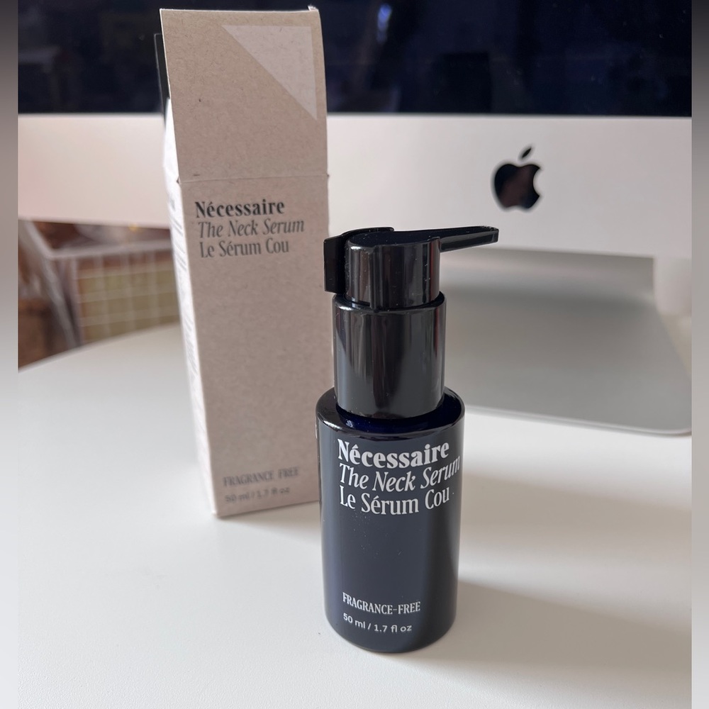 BNIB Necessaire neck serum